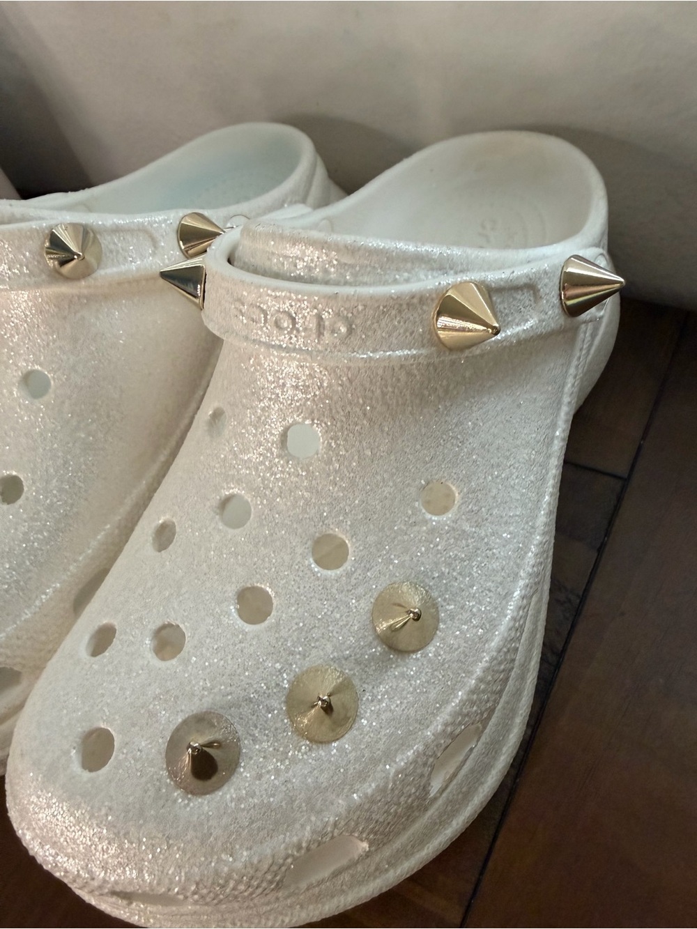 Crocs Classic Bae Glitter Stud Clog Womens size 8 gold stud RARE crocs - Picture 6 of 10